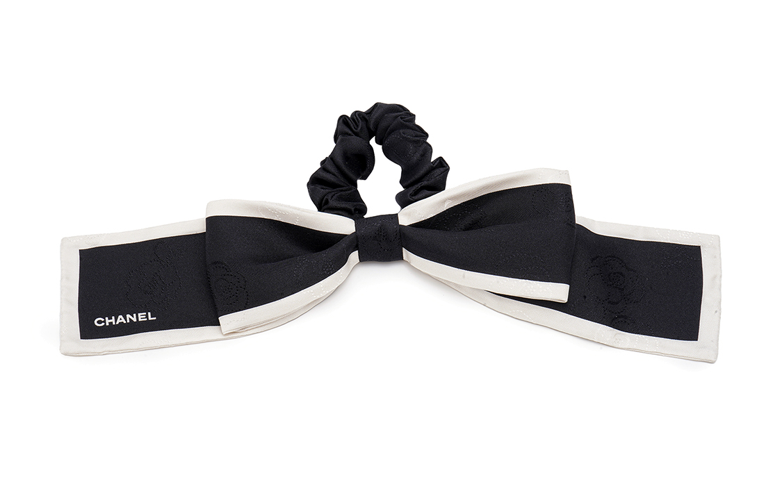 Lookbook (W) 샤넬 여성용 파티 스타일 실크 트윌 헤어 액세서리. AA7530-B05602-94305