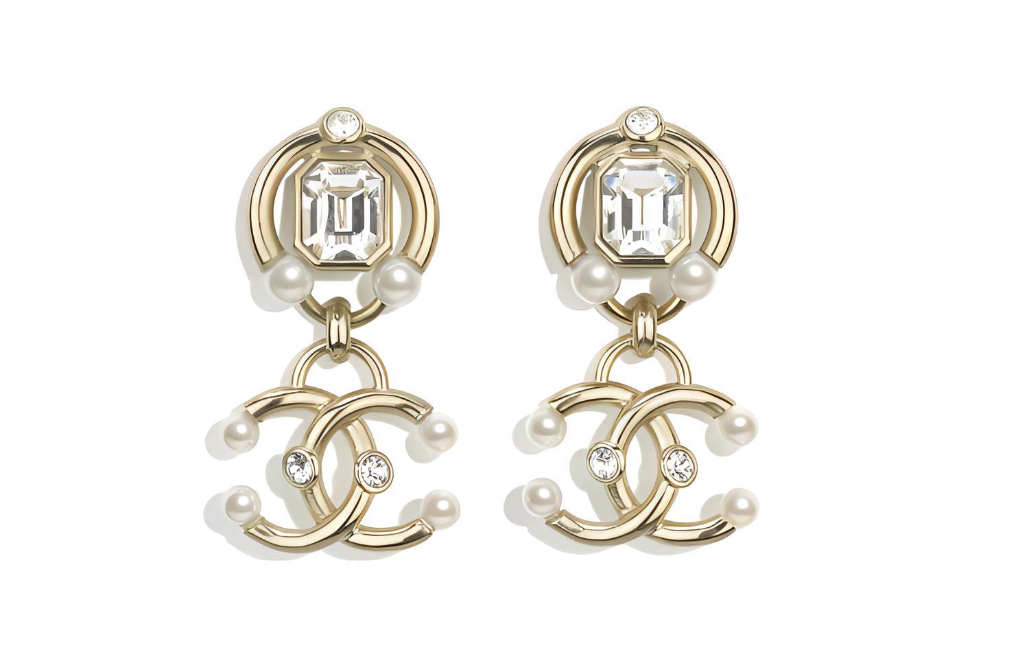 (Women) CHANEL Pearl & Crystal Rhinestone Drop Earrings - Pearl White/Gold Women’s. AB6339-B06036-NC860