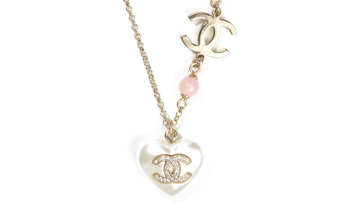 (Women) CHANEL Pearl Heart Charm Double C Logo Necklace for Women - Gold. AB7001-B06558-NF087