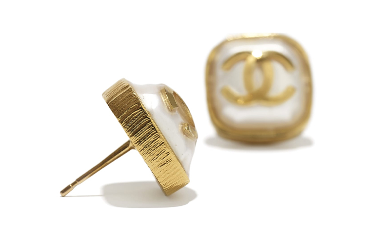 (Women) CHANEL Resin Logo Earrings Women in Platinum White Color AB5450-B04693-N9834 圖 3