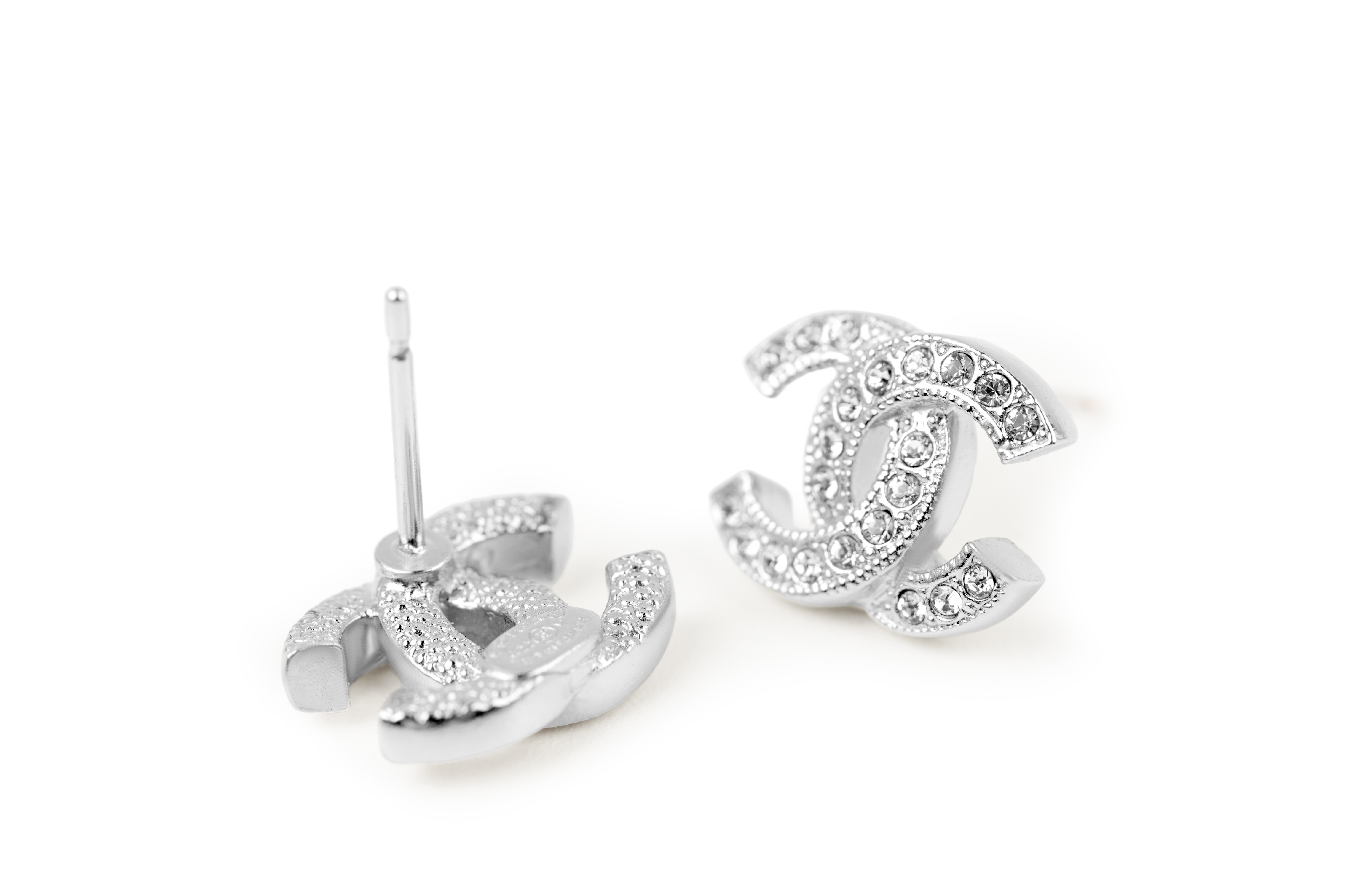 (Women) Chanel Silver Crystal-Embellished Logo Metal Earrings for Women. A88429-Y02003-Z3502 圖 4