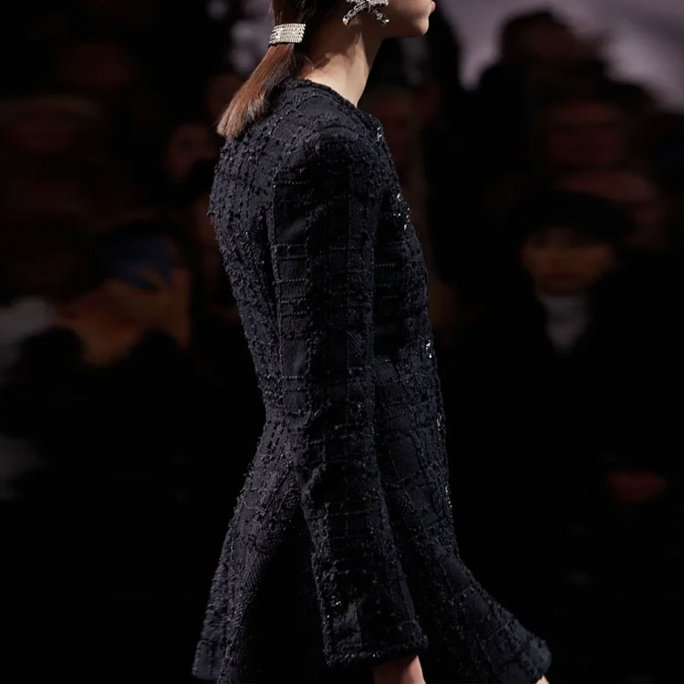 Lookbook (W) 샤넬 2023 봄여름 블랙 싱글 브레스티드 자켓. P74775-V66241-94305