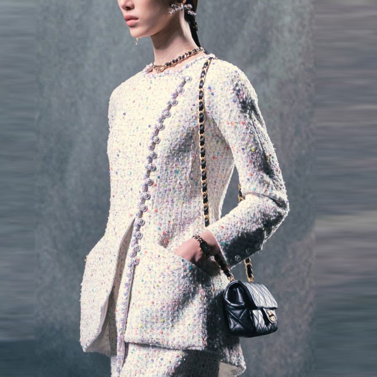 Shop (W) Abrigo Corto Blanco de Botones Contrastados CHANEL Primavera Verano 2023 Mujer. P74827-V66339-NN394