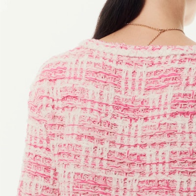 (Women) CHANEL Spring Summer 2024 Pink Colorblock Knit Short-Sleeve Top. P77005-K11117-NW377 Lookbook (Women) CHANEL Spring Summer 2024 Pink Colorblock Knit Short-Sleeve Top. P77005-K11117-NW377