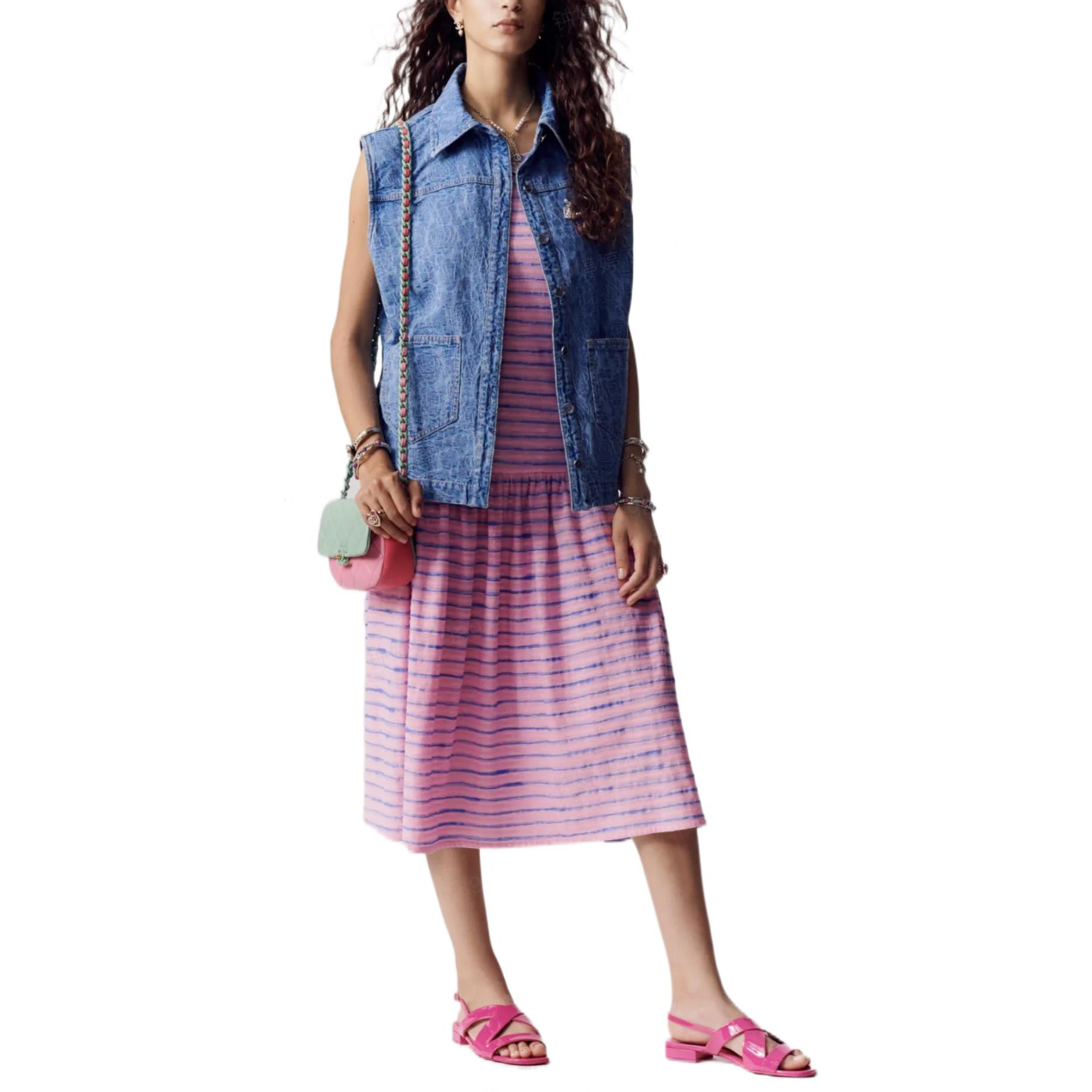 Lookbook (W) CHANEL Musim Semi Panas 23 Rompi Denim Biru Tanpa Lengan dengan Kerah. P74492-V66068-NM715