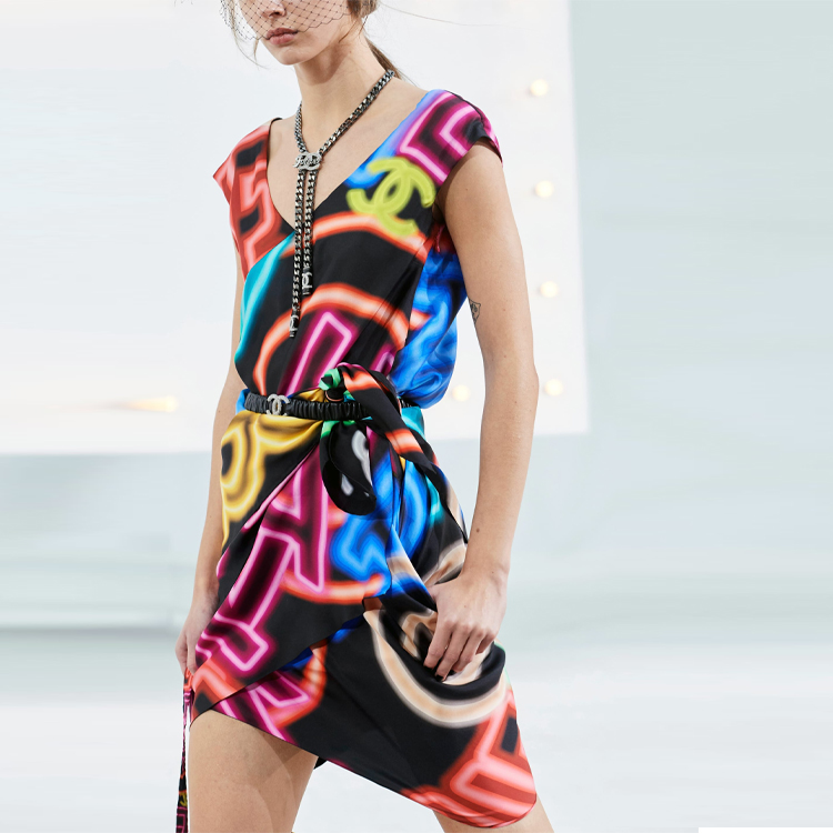 Lookbook (W) 香奈兒 SS21 黑色絲綢洋裝搭配圖案印花 P70616-V62063-NC124