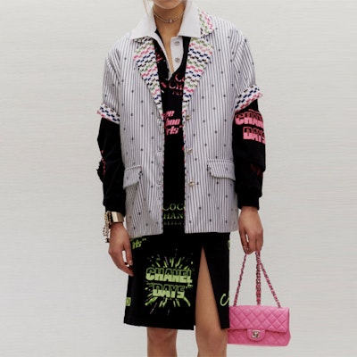 (W) 香奈兒 SS21 灰色字母標誌印花外套. P70701-V61802-MB103 Lookbook (W) 香奈兒 SS21 灰色字母標誌印花外套. P70701-V61802-MB103