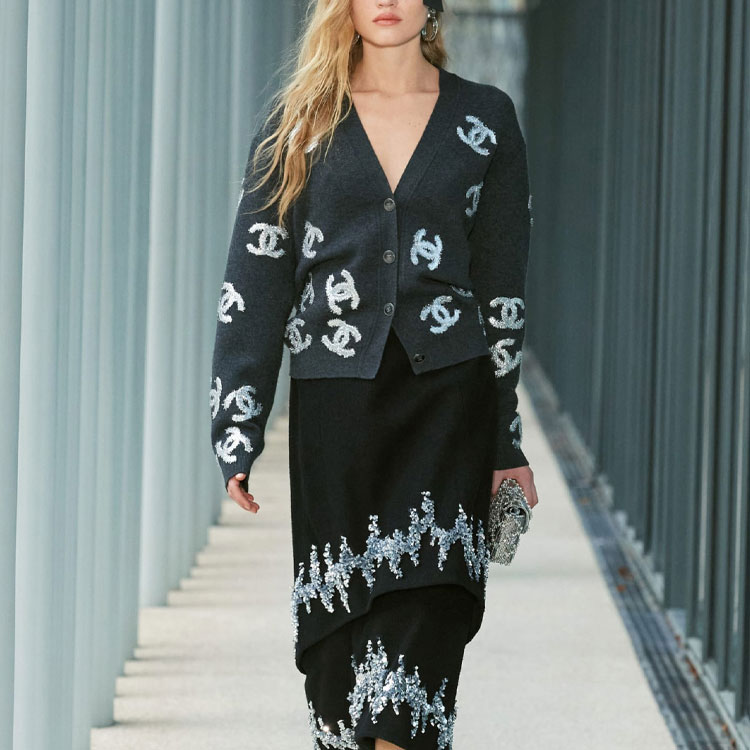 Shop (W) CHANEL SS22 ブラックニットカーディガン ロゴジャカードデザイン P72997-K10494-NJ055