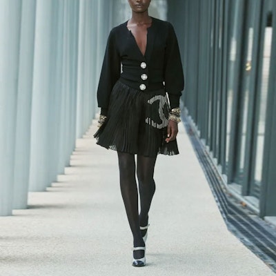 (W) CHANEL 春夏22 黑色純色單扣針織開襟外套 P72975-K10512-94305 Shop (W) CHANEL 春夏22 黑色純色單扣針織開襟外套 P72975-K10512-94305