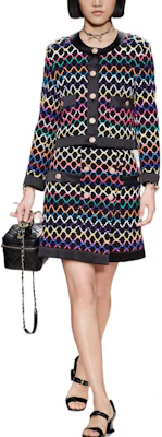 (W) 香奈兒SS22黑色粗花呢長袖圓領扣式外套。 P72503-V64213-NH780 Buy (W) 香奈兒SS22黑色粗花呢長袖圓領扣式外套。 P72503-V64213-NH780