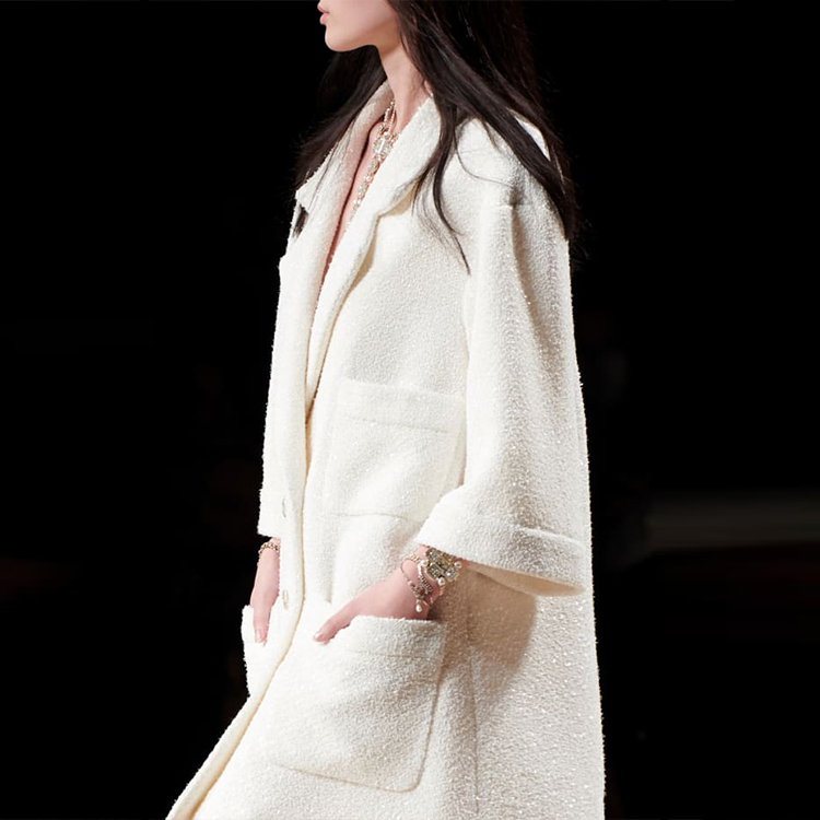 Lookbook (W) CHANEL SS22 Blazer Panjang Double-Breasted Krim dengan Saku. P72613-V64323-NA936