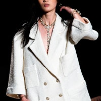 (W) CHANEL SS22 Blazer Panjang Double-Breasted Krim dengan Saku. P72613-V64323-NA936 Shop (W) CHANEL SS22 Blazer Panjang Double-Breasted Krim dengan Saku. P72613-V64323-NA936