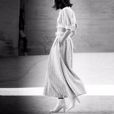 (Women) CHANEL SS22 Tweed Plaid Cropped Short-Sleeve Jacket Light Grey P71855-V63403-NG169 Shop (Women) CHANEL SS22 Tweed Plaid Cropped Short-Sleeve Jacket Light Grey P71855-V63403-NG169