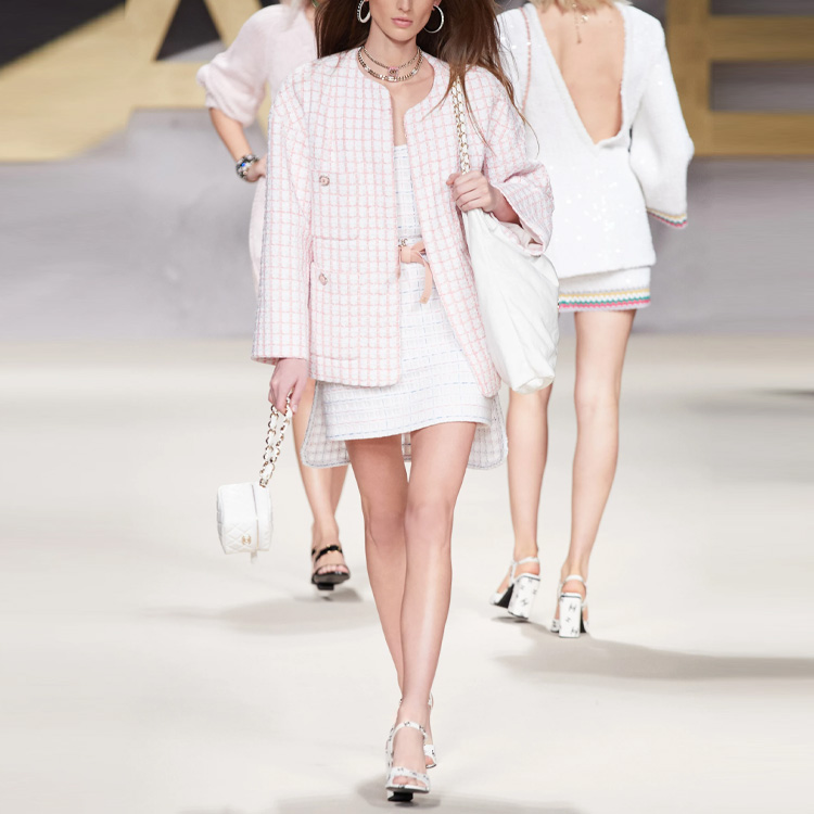 Lookbook (W) Chanel SS22 Coat Wanita Pink Tweed Lengan Panjang Klasik H-Line. P72571-V64183-NH645