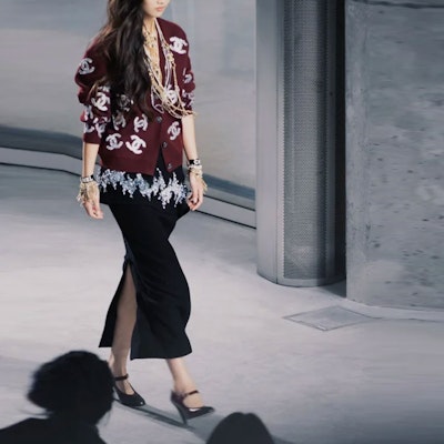 (W) CHANEL SS22 Cárdigan Rojo de Punto con Logo Jacquard y Escote en V. P72997-K10494-NJ056 Purchase (W) CHANEL SS22 Cárdigan Rojo de Punto con Logo Jacquard y Escote en V. P72997-K10494-NJ056