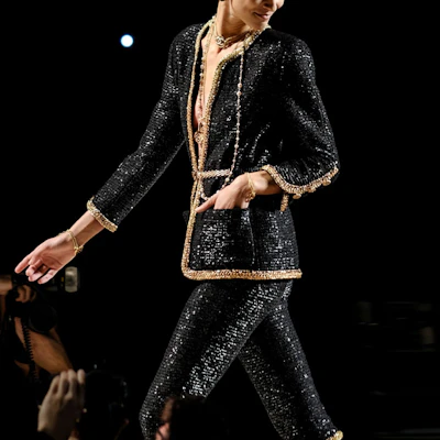 (W) 샤넬 SS22 스팽글 트위드 재킷 블랙 노후드 시크 스타일 P72537-V64050-94305 Lookbook (W) 샤넬 SS22 스팽글 트위드 재킷 블랙 노후드 시크 스타일 P72537-V64050-94305