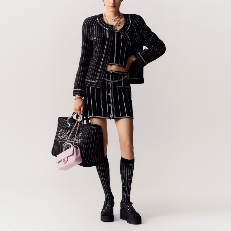 Lookbook (W) CHAQUETA DE MANGA LARGA A RAYAS NEGRAS CHANEL SS23 P74419-V65934-NM449