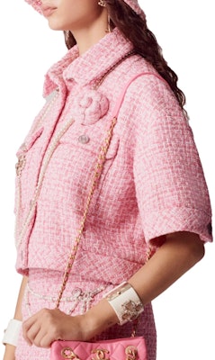 (Women) CHANEL SS23 Pink Polo Collar Short Sleeve Jacket for Women P74451-V65954-NM469 Lookbook (Women) CHANEL SS23 Pink Polo Collar Short Sleeve Jacket for Women P74451-V65954-NM469