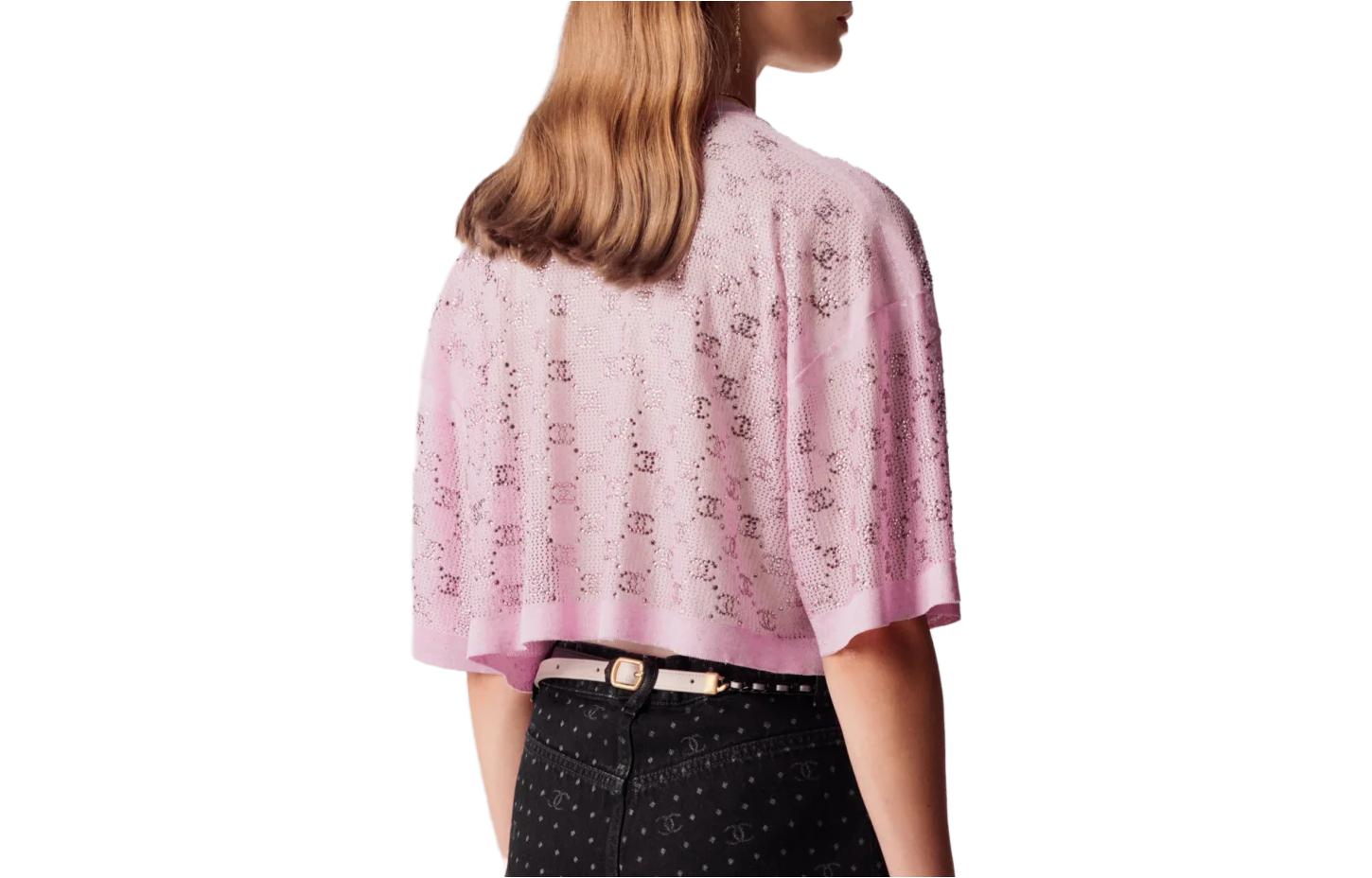 Lookbook (W) CHANEL SS23 Baju-T Leher Bulat Merah Jambu dengan Aksen Rhinestone Wanita. P74586-K10690-NN084