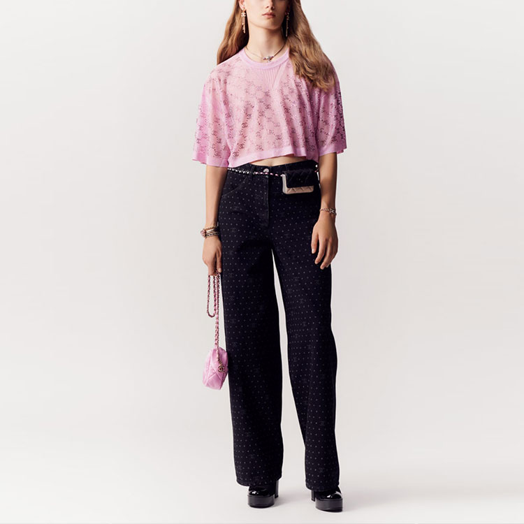 Shop (W) CHANEL SS23 Baju-T Leher Bulat Merah Jambu dengan Aksen Rhinestone Wanita. P74586-K10690-NN084