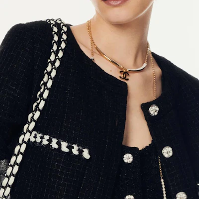 (W) CHANEL SS24 黑色格紋長袖外套搭配條紋邊飾。 P76730-V61458-94305 Purchase (W) CHANEL SS24 黑色格紋長袖外套搭配條紋邊飾。 P76730-V61458-94305