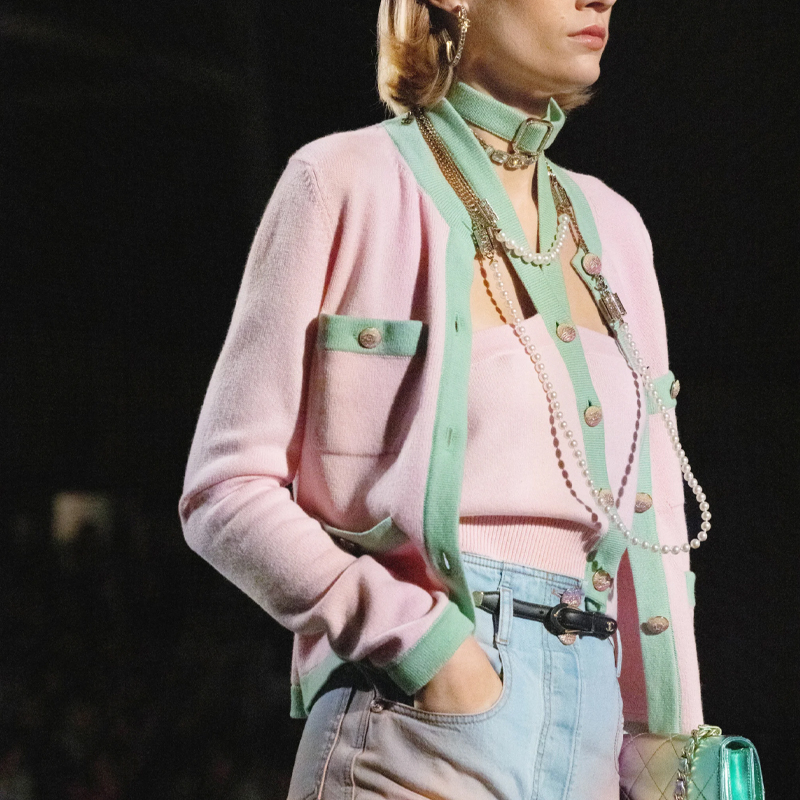 Lookbook (W) 香奈儿 SS24 圆领休闲羊绒毛衣 浅粉色 带衣架 P76463-K10983-NU526