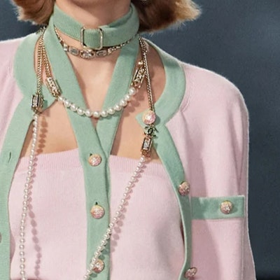 (Women) CHANEL SS24 Casual Round Neck Cashmere Sweater Light Pink with Hanger P76463-K10983-NU526 Details for (Women) CHANEL SS24 Casual Round Neck Cashmere Sweater Light Pink with Hanger P76463-K10983-NU526