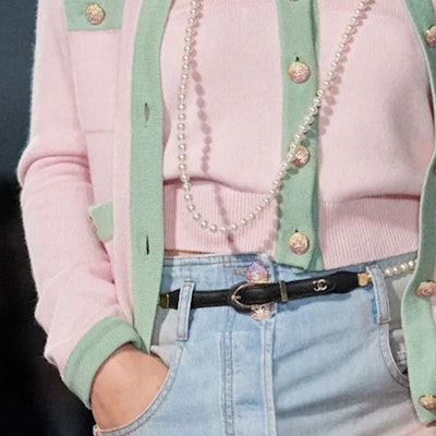 (Women) CHANEL SS24 Casual Round Neck Cashmere Sweater Light Pink with Hanger P76463-K10983-NU526 Sizing (Women) CHANEL SS24 Casual Round Neck Cashmere Sweater Light Pink with Hanger P76463-K10983-NU526