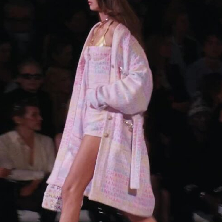 (Women) CHANEL SS24  Floral Print Long Jacket with Letter Pattern Buttons. P76296-V68251-NS965 圖 5