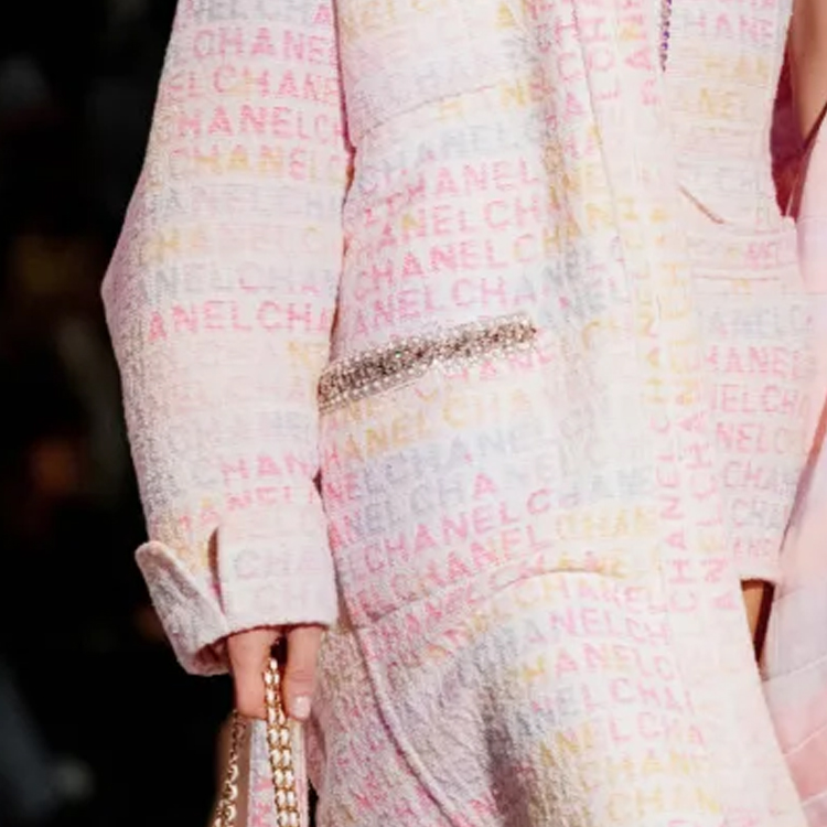 (Women) CHANEL SS24  Floral Print Long Jacket with Letter Pattern Buttons. P76296-V68251-NS965 圖 7