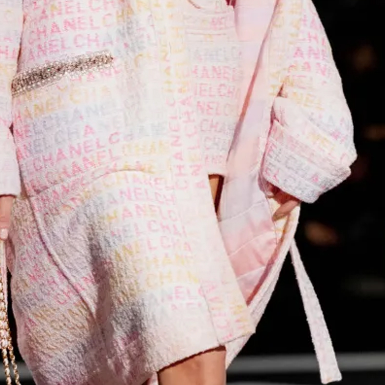 (Women) CHANEL SS24  Floral Print Long Jacket with Letter Pattern Buttons. P76296-V68251-NS965 圖 8