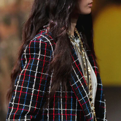 (W) CHAQUETA DE MANGA LARGA CHANEL SS24 CUADROS MULTICOLOR CON CUELLO. P77209-V68829-NW498 Shop (W) CHAQUETA DE MANGA LARGA CHANEL SS24 CUADROS MULTICOLOR CON CUELLO. P77209-V68829-NW498