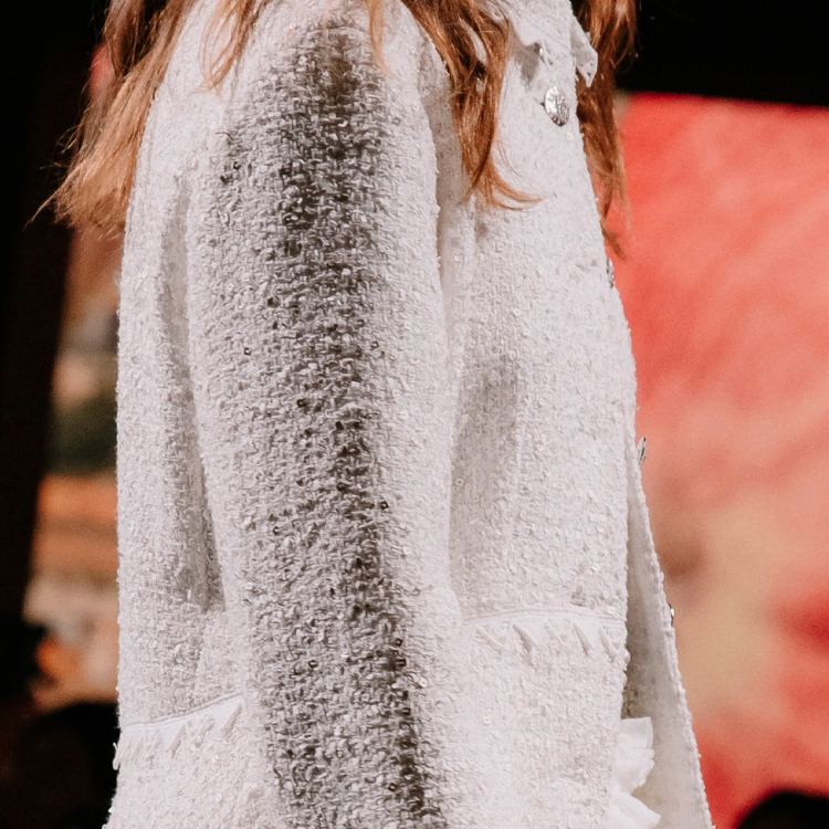 Shop (W) CHANEL SS24 Jaket Putih Polos Motif Hollow Kancing Depan. P77235-V68962-NX008