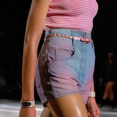 (Women) CHANEL SS24 Gradient Mid-Rise Straight-Cut Denim Shorts for Women. P76403-V68290-NT299 Purchase (Women) CHANEL SS24 Gradient Mid-Rise Straight-Cut Denim Shorts for Women. P76403-V68290-NT299