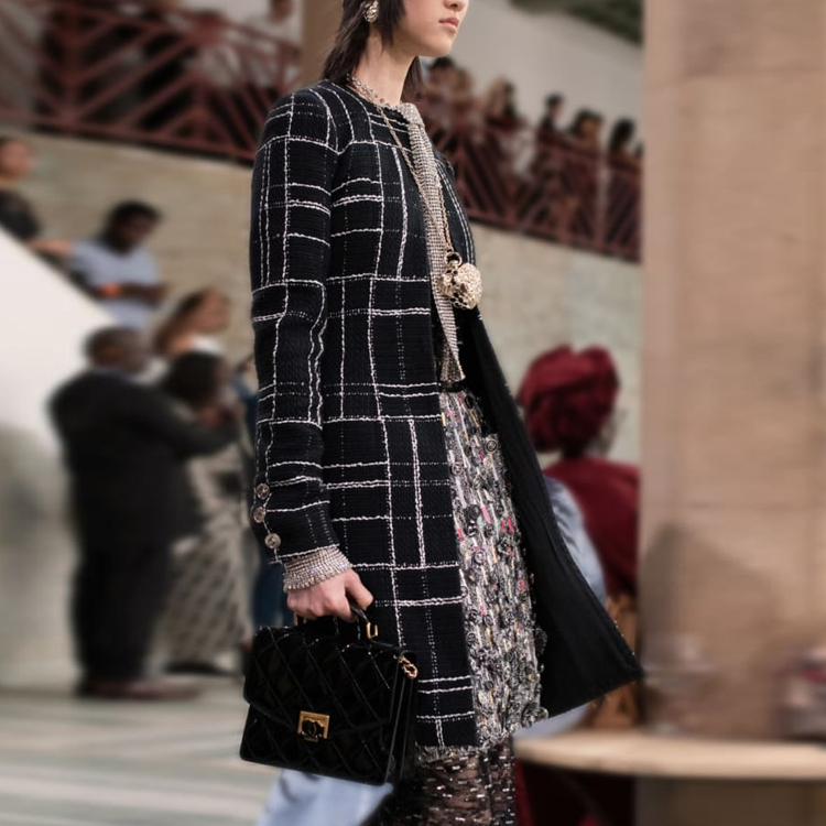 Lookbook (W) CHANEL Mantel Hitam Garis Lengan Panjang Spring Summer 2023. P75160-V66696-M9999