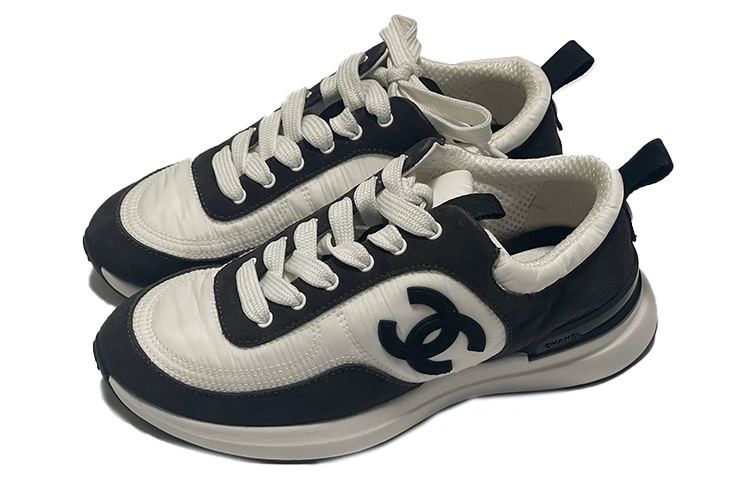 Lookbook (W) 샤넬 스웨이드 스니커즈 (화이트/다크그레이) G37122-Y55132-K2606