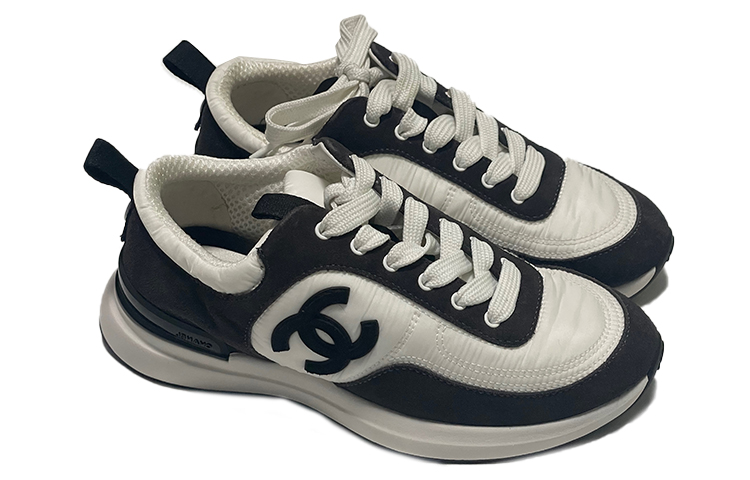 Shop (W) 샤넬 스웨이드 스니커즈 (화이트/다크그레이) G37122-Y55132-K2606