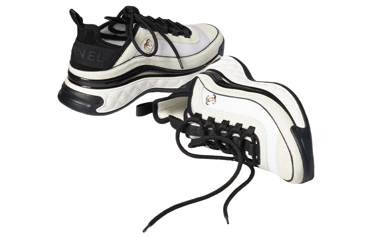 Shop (W) 샤넬 스웨이드 트레이너 화이트 블랙 G39070-Y56144-0Q241