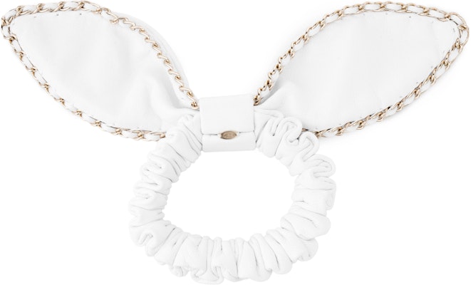 (W) 샤넬 화이트 스크런치 헤어 타이 양가죽 & 골드 메탈 로고. AA8258 B08282 10601 Order (W) 샤넬 화이트 스크런치 헤어 타이 양가죽 & 골드 메탈 로고. AA8258 B08282 10601