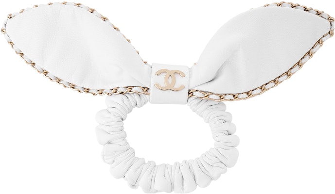 (W) 샤넬 화이트 스크런치 헤어 타이 양가죽 & 골드 메탈 로고. AA8258 B08282 10601 Lookbook (W) 샤넬 화이트 스크런치 헤어 타이 양가죽 & 골드 메탈 로고. AA8258 B08282 10601
