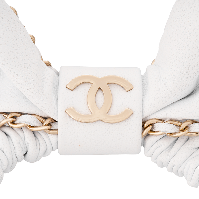 Shop (W) 샤넬 화이트 스크런치 헤어 타이 양가죽 & 골드 메탈 로고. AA8258 B08282 10601