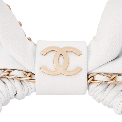 (W) 샤넬 화이트 스크런치 헤어 타이 양가죽 & 골드 메탈 로고. AA8258 B08282 10601 Shop (W) 샤넬 화이트 스크런치 헤어 타이 양가죽 & 골드 메탈 로고. AA8258 B08282 10601