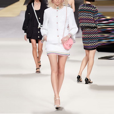 (Women) CHANEL Women White Sequin Button Round-Neck Tweed Jacket SS22 P72556-V64262-00100 Lookbook (Women) CHANEL Women White Sequin Button Round-Neck Tweed Jacket SS22 P72556-V64262-00100