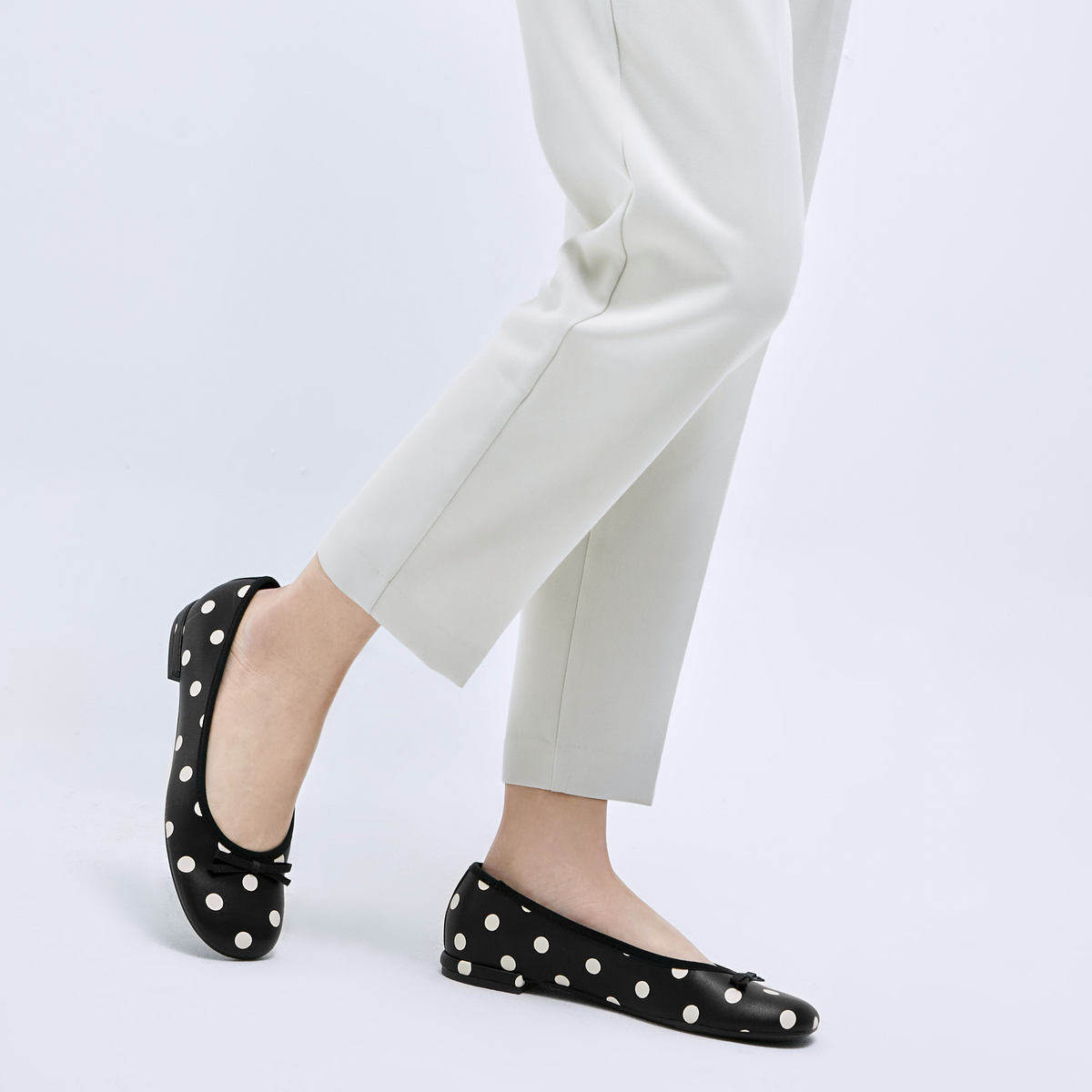 Shop (W) CHARLES & KEITH リボン付ラウンドトゥ低ヒール (ブラック) CK1-70900352-A_BLACK