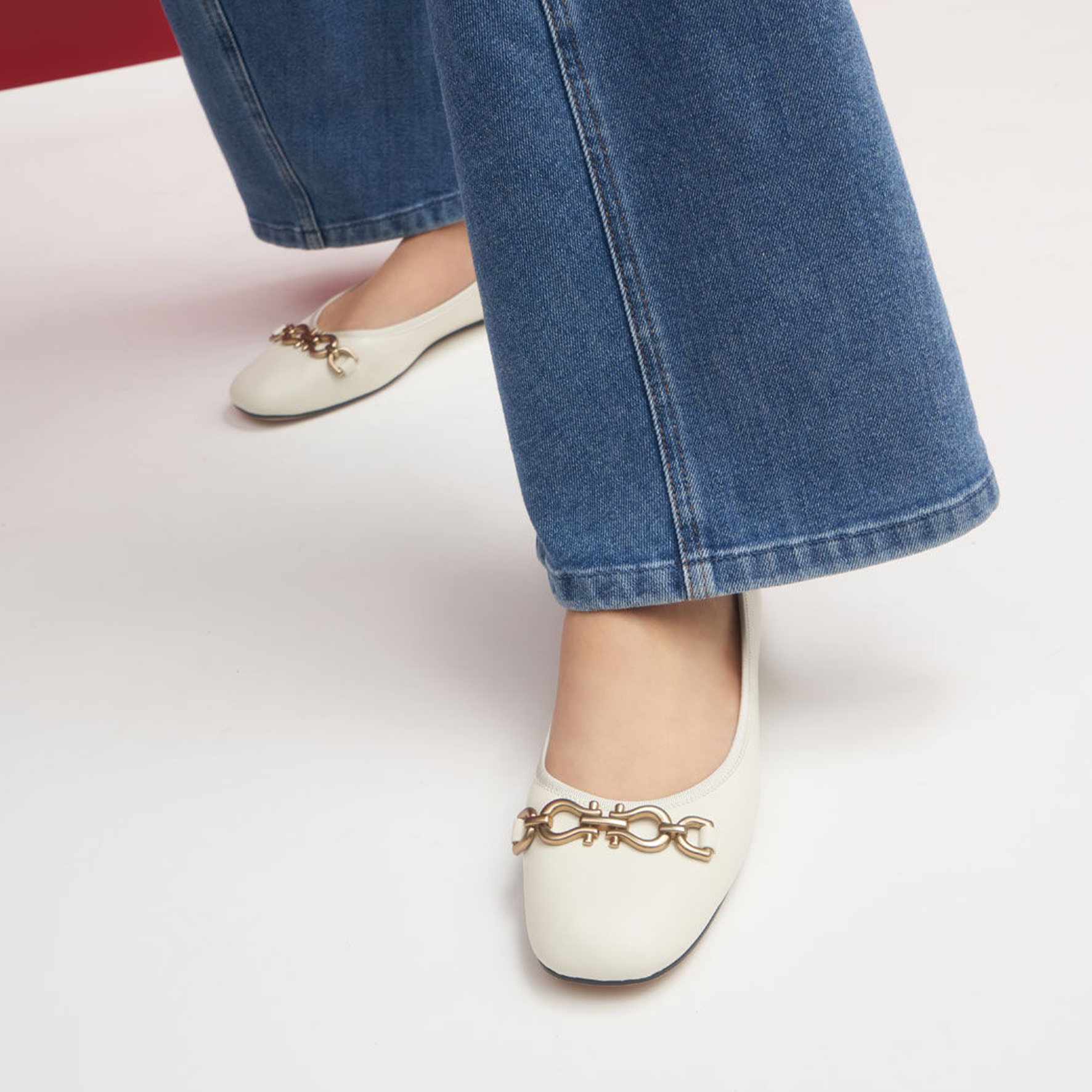 Shop (W) CHARLES & KEITH Kasut Balerina Rantaian PU 'Keselesaan Ringkas Putih' CK1-70580162_CHALK