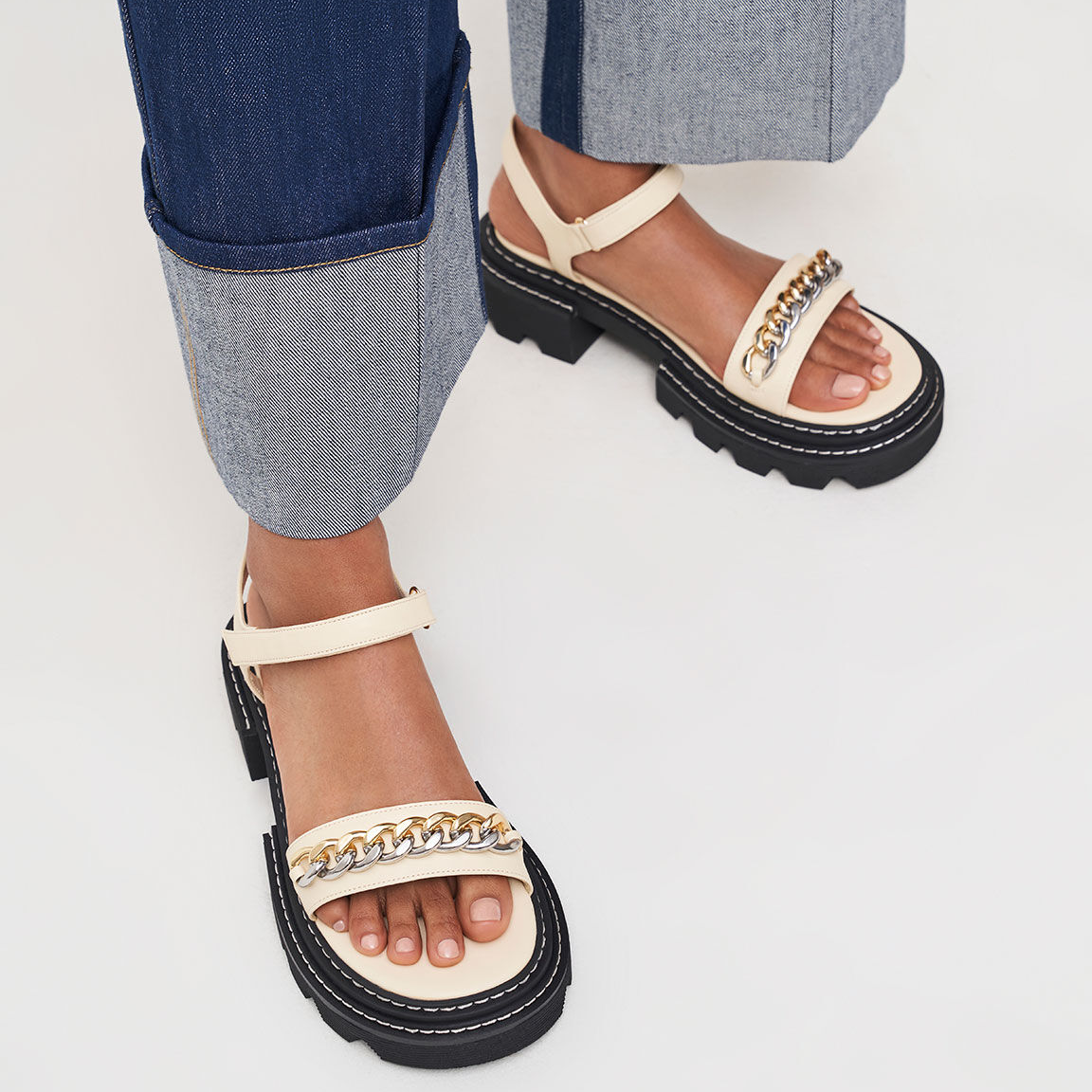 Shop (W) CHARLES & KEITH Sandal Hak Blok Terbuka 'Merah Muda Putih' CK1-70920097_CHALK