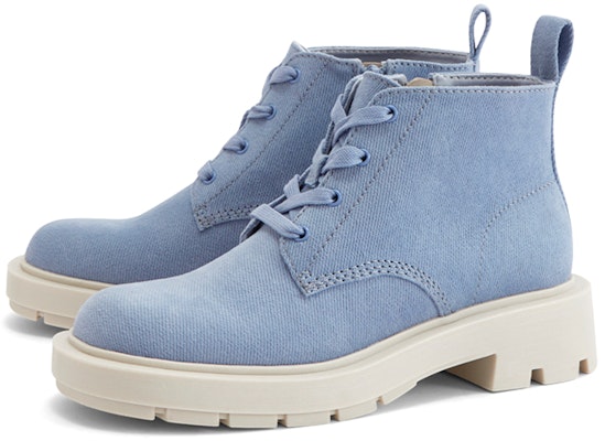 (W) CHARLES & KEITH 청키 앵클 부츠 (라이트 블루) CK1-90920104_-LIGHTBLUE Lookbook (W) CHARLES & KEITH 청키 앵클 부츠 (라이트 블루) CK1-90920104_-LIGHTBLUE