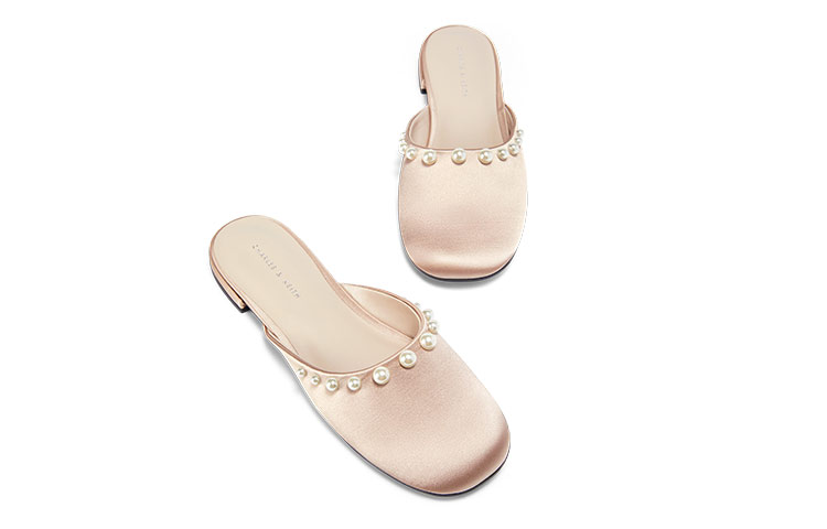 Shop CHARLES&KEITH 布料 珍珠裝飾平底 時尚涼拖 女款 米色