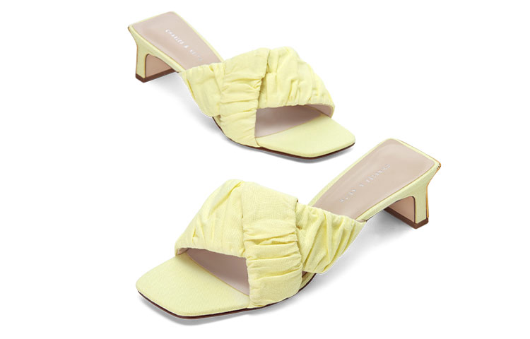 Lookbook CHARLES＆KEITH 織布褶皺交叉帶露趾涼拖鞋 4.7cm 女款 黃色