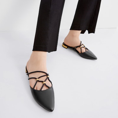 (W) CHARLES & KEITH クロスストラップフラットサンダル (黒) CK1-70920093_BLACK Shop (W) CHARLES & KEITH クロスストラップフラットサンダル (黒) CK1-70920093_BLACK